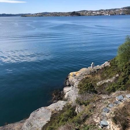 Koselig Nyoppusset 3 Roms Leilighet Med Egen Parkeringsplass I Rolige Omgivelse Naer Sjoen, 2 Mil Nord For Bergen Sentrum. Kültér fotó