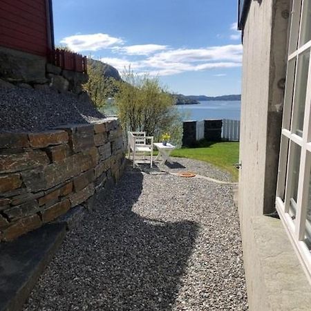 Koselig Nyoppusset 3 Roms Leilighet Med Egen Parkeringsplass I Rolige Omgivelse Naer Sjoen, 2 Mil Nord For Bergen Sentrum. Kültér fotó