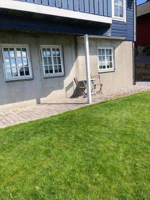Koselig Nyoppusset 3 Roms Leilighet Med Egen Parkeringsplass I Rolige Omgivelse Naer Sjoen, 2 Mil Nord For Bergen Sentrum. Kültér fotó