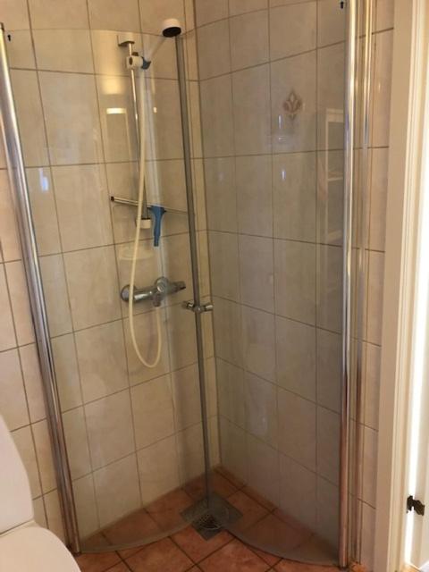 Koselig Nyoppusset 3 Roms Leilighet Med Egen Parkeringsplass I Rolige Omgivelse Naer Sjoen, 2 Mil Nord For Bergen Sentrum. Kültér fotó