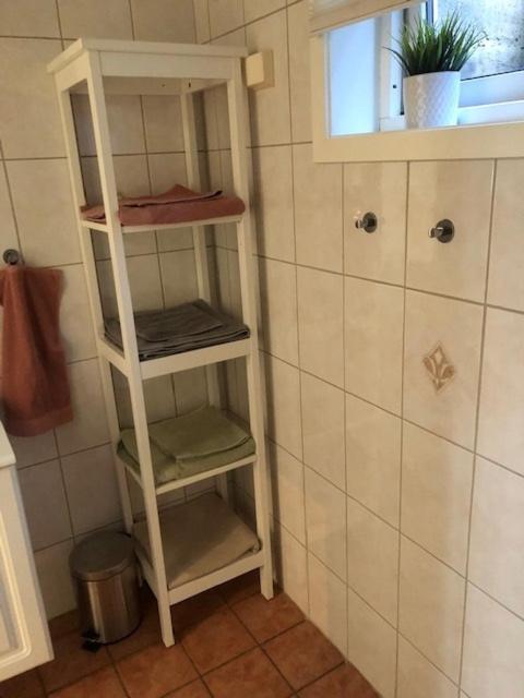 Koselig Nyoppusset 3 Roms Leilighet Med Egen Parkeringsplass I Rolige Omgivelse Naer Sjoen, 2 Mil Nord For Bergen Sentrum. Kültér fotó